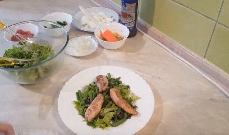 Lay out the fillet pieces on top of the beans.