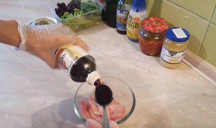 Cut the chicken into pieces, add soy sauce to it.