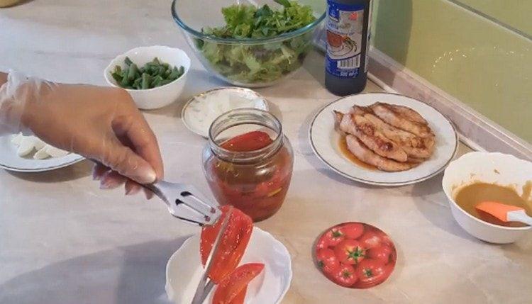 cut dried tomatoes with scissors.