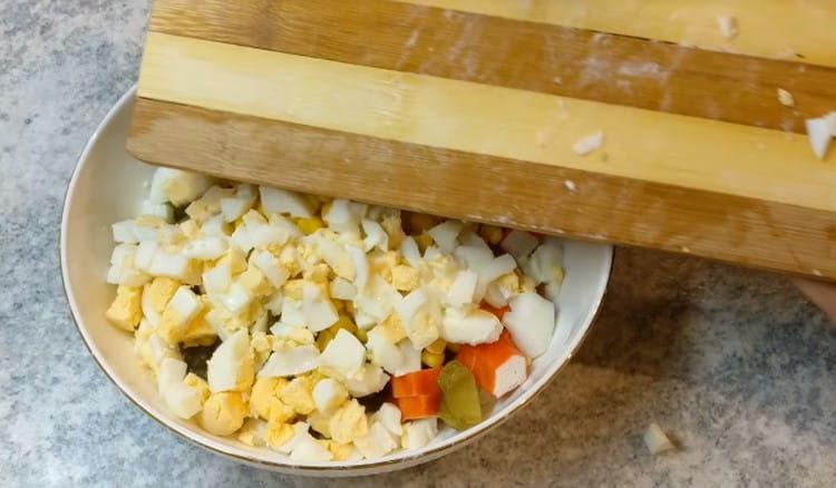 chop the boiled eggs and add to the salad.