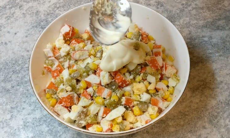 Dress salad with mayonnaise.