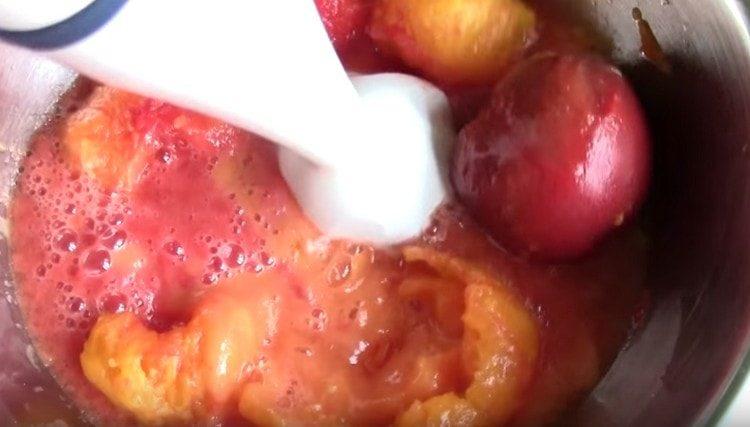 After peeling the tomatoes from the skin, we interrupt them with a blender.