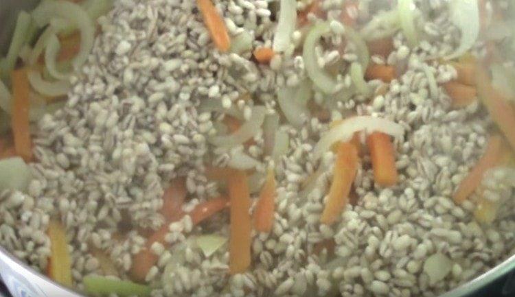 Stew carrots with onions, add pearl barley to them.