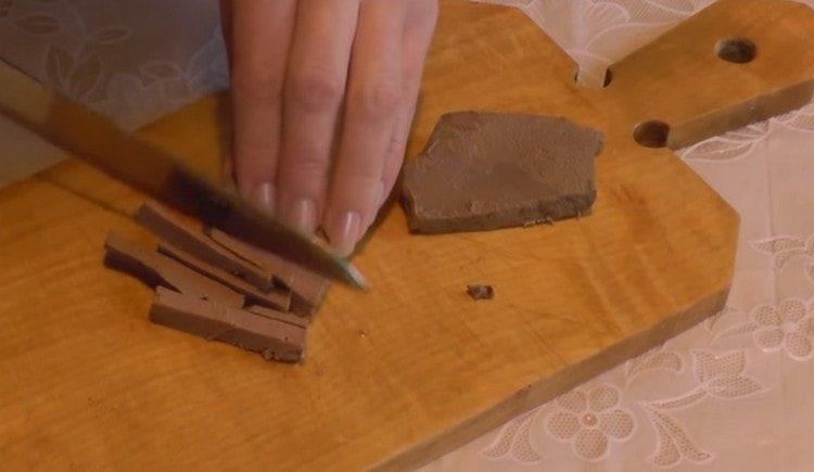Cut the boiled liver into strips.