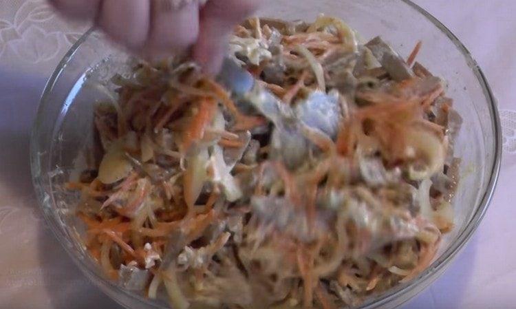 Dress salad with mayonnaise.