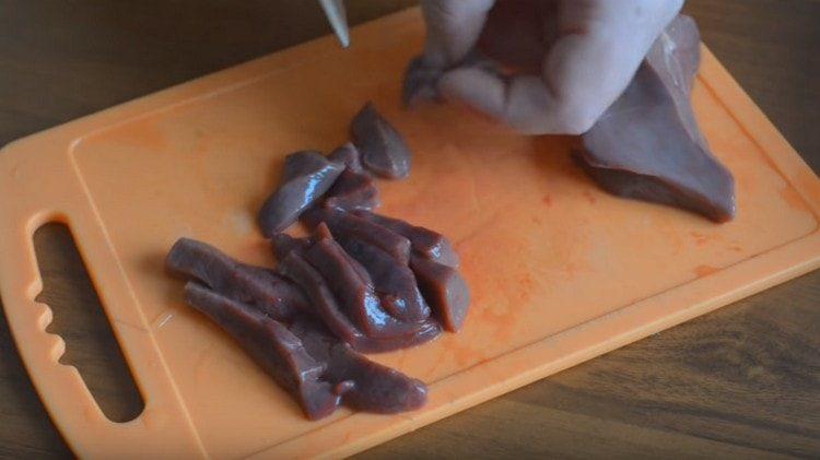 Cut the liver into thin slices.