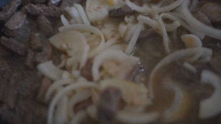 Add the onions to the pan to the liver.