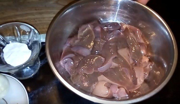 Cut the liver into pieces.