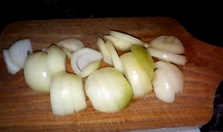 Cut the onion into half rings.