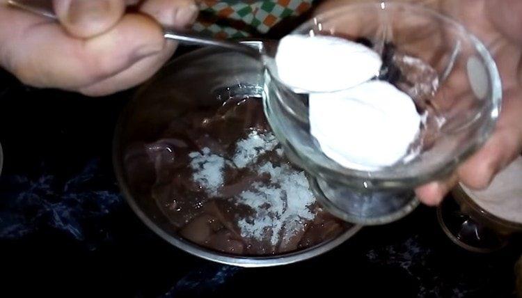 Marinate the liver with sugar, salt, and soda.