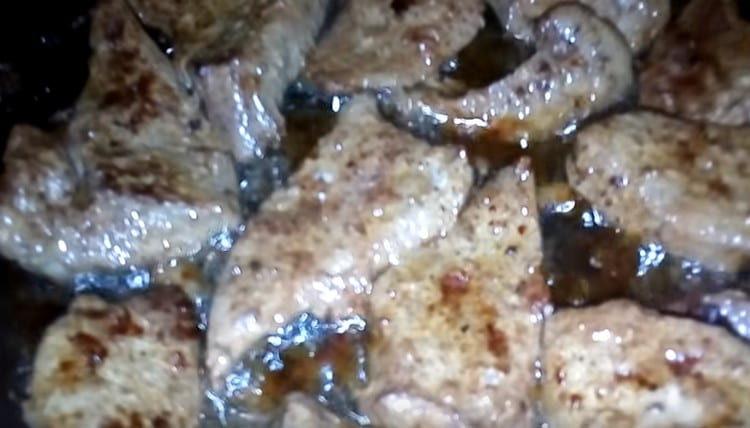 Fry the liver on both sides.