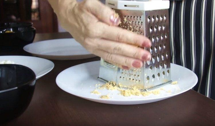 We divide the eggs into proteins and yolks and individually three of them on a grater.