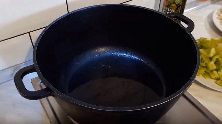 We heat the vegetable oil in a cauldron.