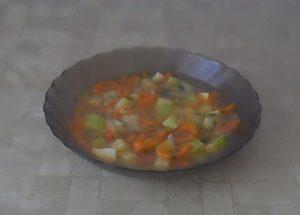 We prepare a light soup from zucchini and potatoes according to a step-by-step recipe with a photo.