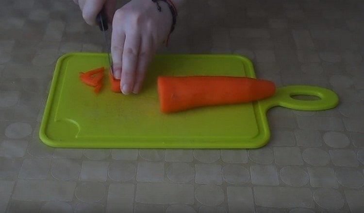Cut the carrots into strips.