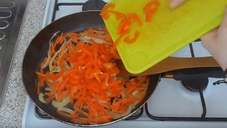 Add the chopped sweet pepper to the roasting.