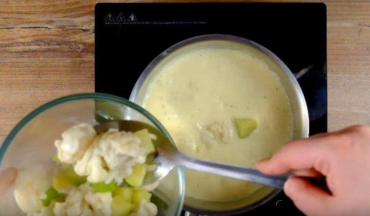 We spread the boiled vegetables into the mass and simmer.
