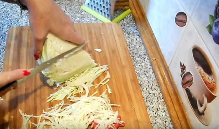 Thinly chop the cabbage.