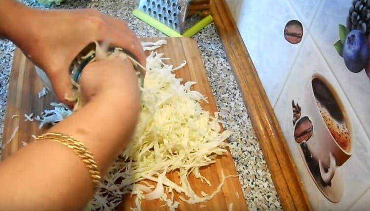 Tightly put cabbage in jars.