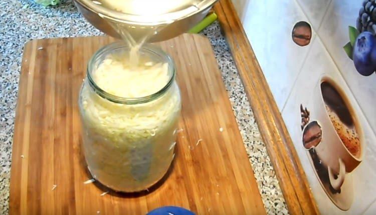 Pour the cabbage with brine.
