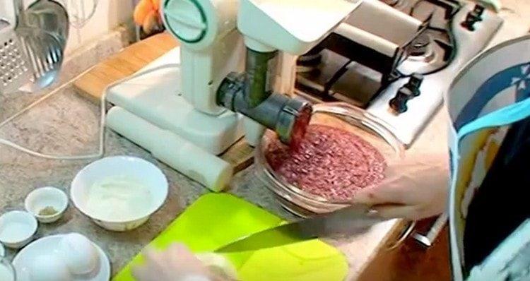 We pass the liver through a meat grinder.