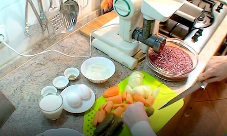 Together with the liver we pass through the meat grinder onions, carrots, pickles.