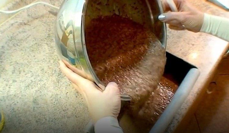 Pour the liver mass into the parchment and greased with vegetable oil form.