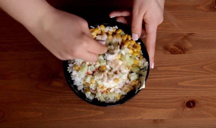 Mix the ingredients by adding mayonnaise.