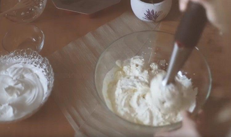 We interrupt the curd mass with a blender.