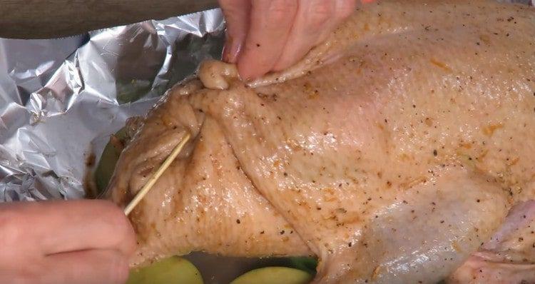 Fasten the skin of the carcass with a toothpick so that apples do not fall out.