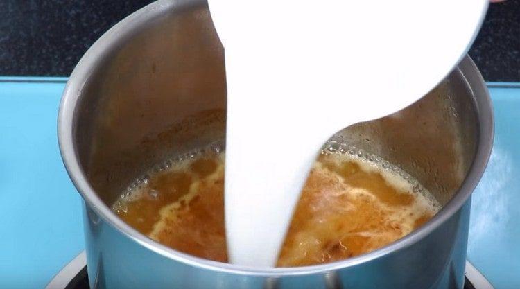 Introduce the starch into the sauce.