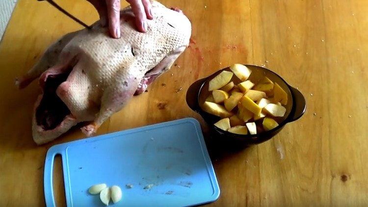 We stuff the carcass with garlic plates.