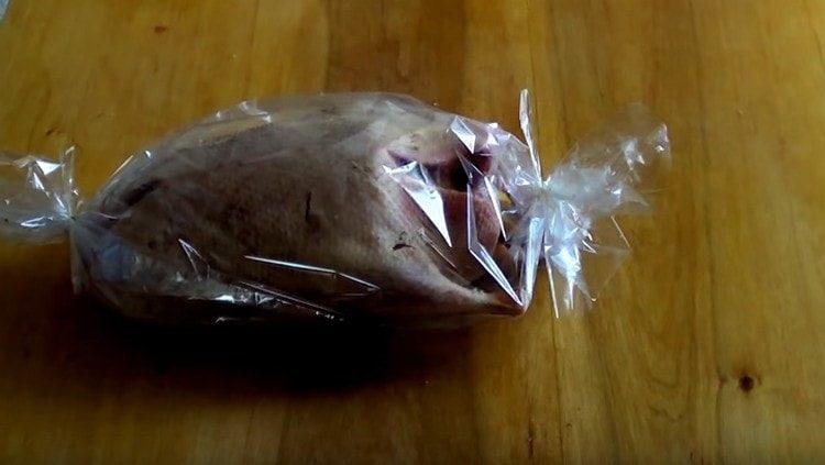 We spread the duck in a pastry sleeve, tie and leave to marinate.