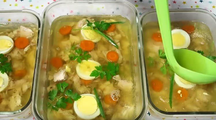 Pour the meat in the forms with broth and put in the refrigerator.