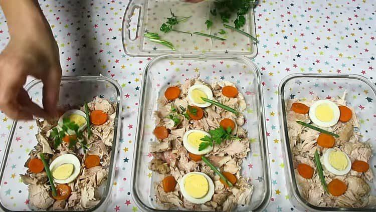 For dyeing, add slices of boiled eggs, carrots, greens.