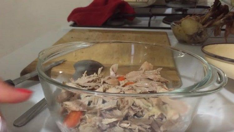 At the bottom of the jellied mold, put the carrots and meat.