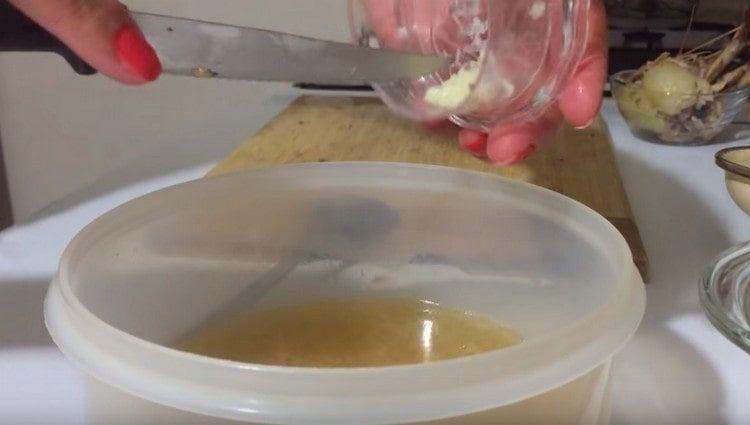 Add chopped garlic to the broth and mix.