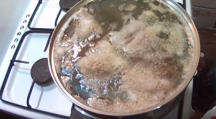 Bring the broth to a boil, drain and rinse all the meat.