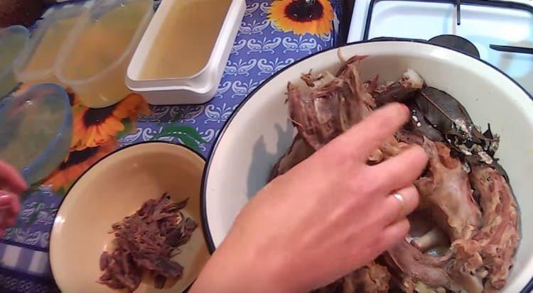 We filter the broth through a sieve into the pans, remove the meat in a separate bowl.