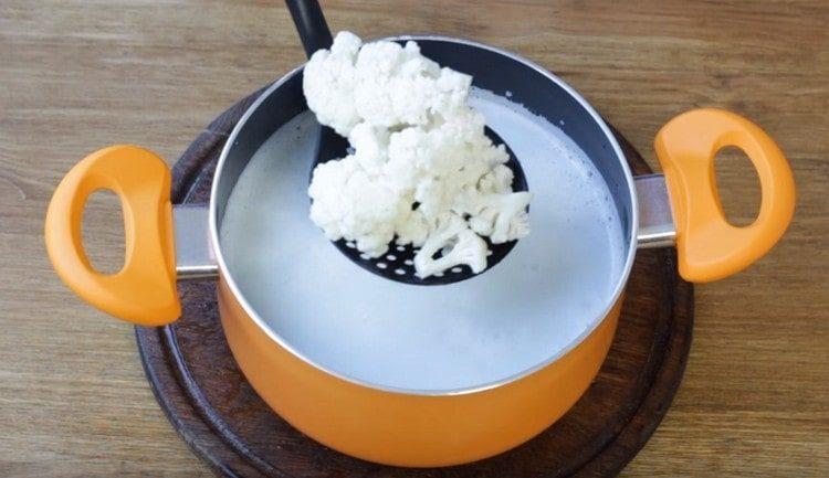 In a boiling mixture, drop the cauliflower.