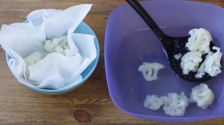 We shift the inflorescences from water to napkins to get rid of the remaining liquid.