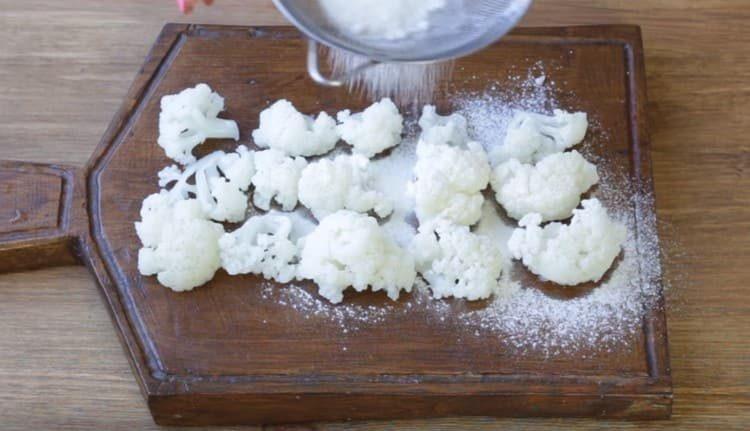 Sprinkle inflorescences with flour.