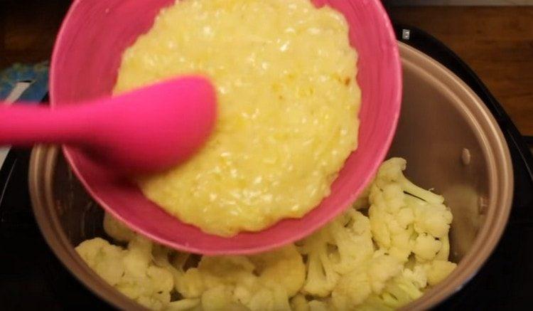 We select part of the sauce, put the cauliflower in the slow cooker and pour the sauce back.