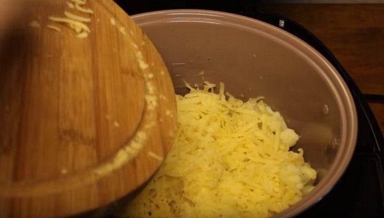 Sprinkle the preparation with grated cheese.