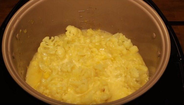 Thus prepared cauliflower in a slow cooker is very tender.