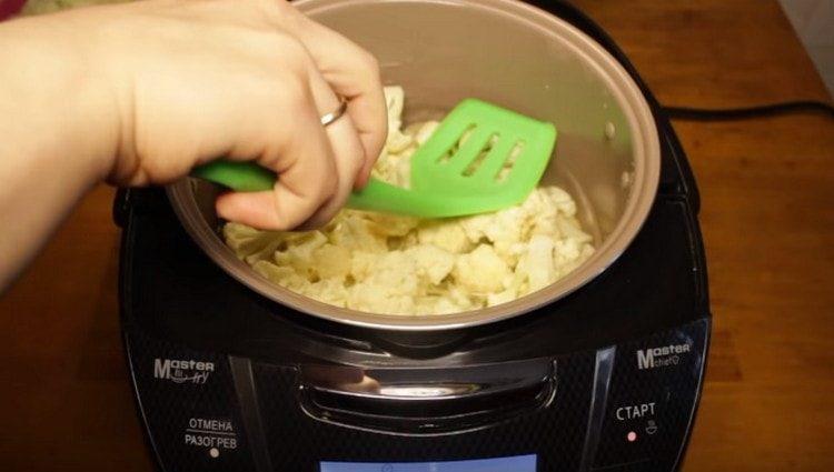Spread cauliflower in boiled water and cook for 5 minutes.