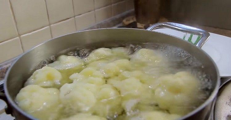 First, boil the cauliflower inflorescences.