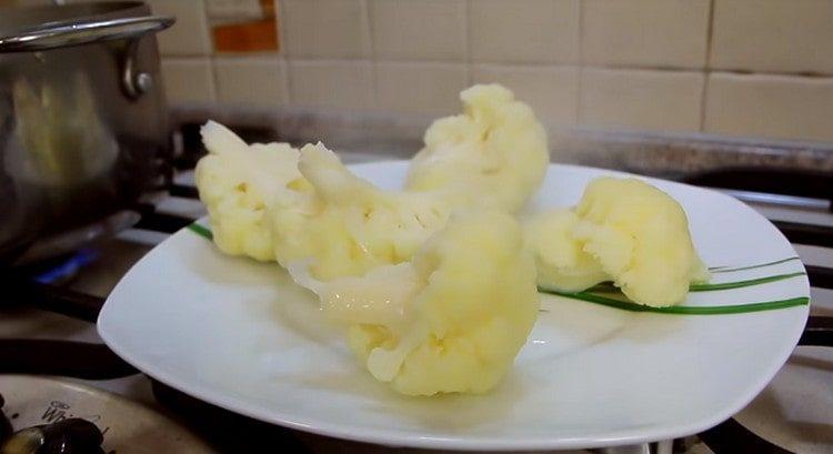 We take the cabbage out of the water and let it cool.