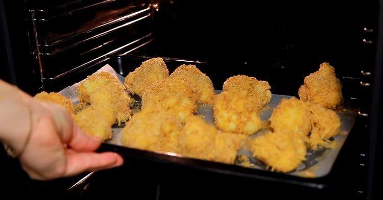 We spread the cauliflower on a baking sheet and put it in the oven.