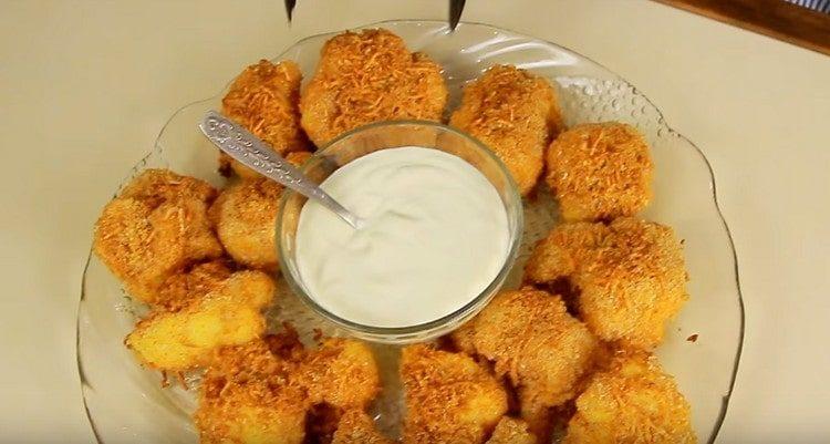 Such a cauliflower in breadcrumbs will go well with various sauces.